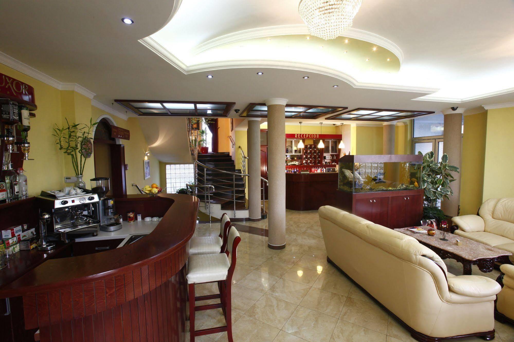 Hotel Luxor Suto Orizari Zewnętrze zdjęcie